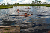 Ein Bad in einem Moorsee ist ein herrliches Erlebnis. W�hrend der Kanutour bietet sich Ihnen dazu eine M�glichkeit.